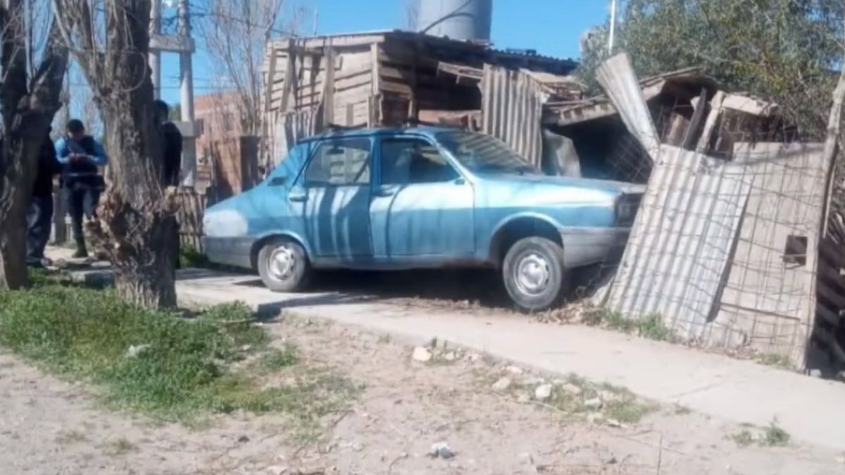 Se quedó sin frenos chocó contra una casa y se incrustó en el baño