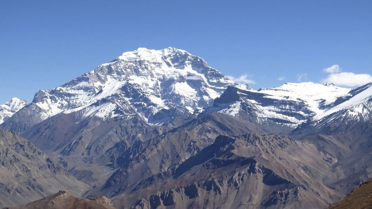 Un Andinista Cay Metros En El Cerro Aconcagua Y Est Grave