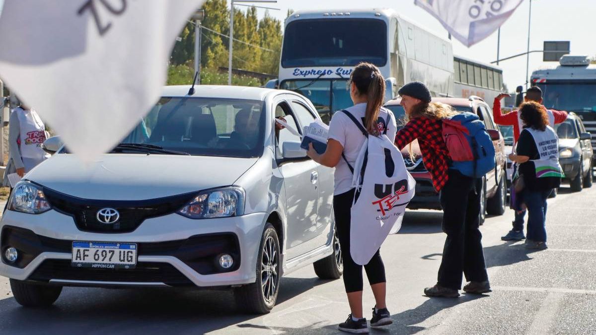 Docentes Rionegrinos Se Movilizan En Los Puentes Carreteros