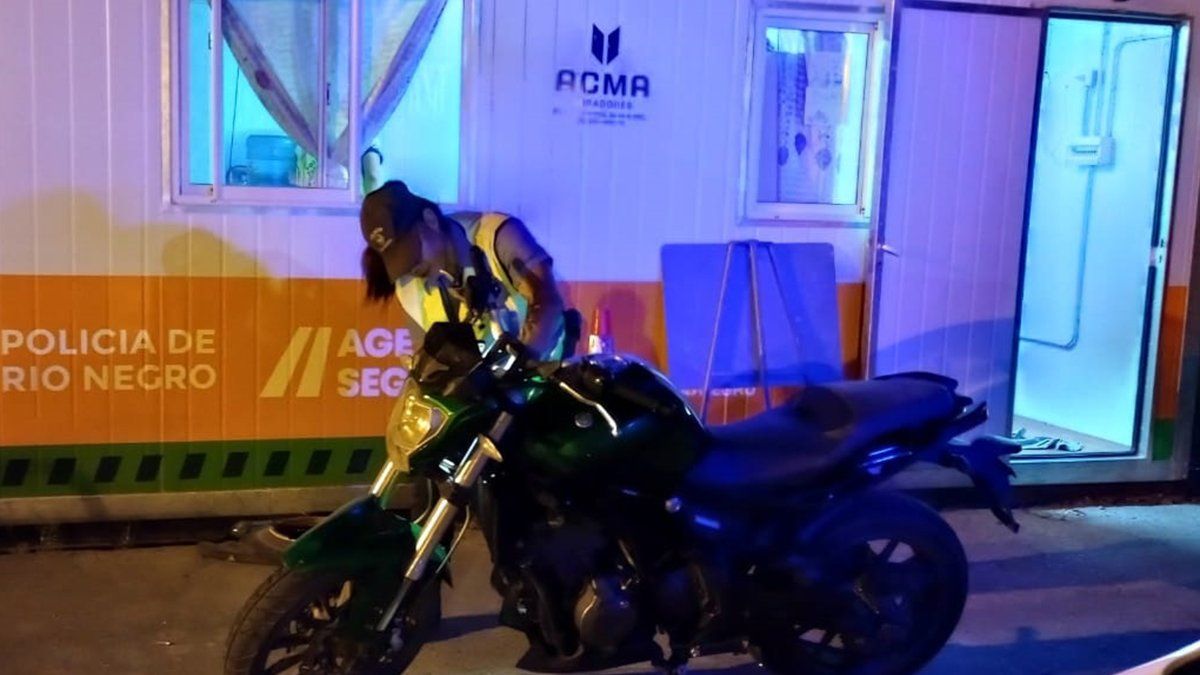 Viajaba por la Ruta 22 con una moto robada en Fernández Oro