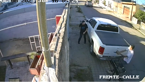 Impactante: le gatillaron en la cabeza para robarle el auto