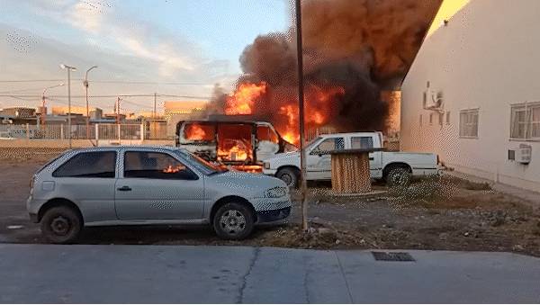 Fuego y dramatismo en el Hospital: se incendiaron dos ambulancias