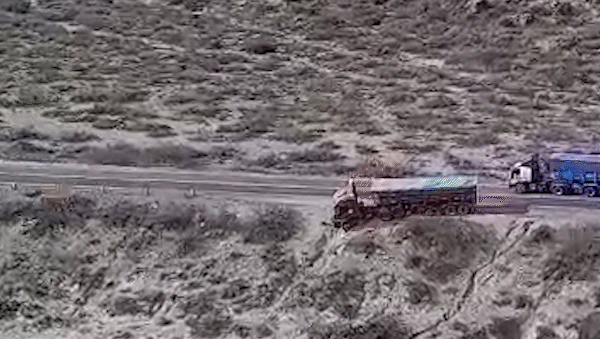 impresionante vuelco de un camion en cerro tres cruces