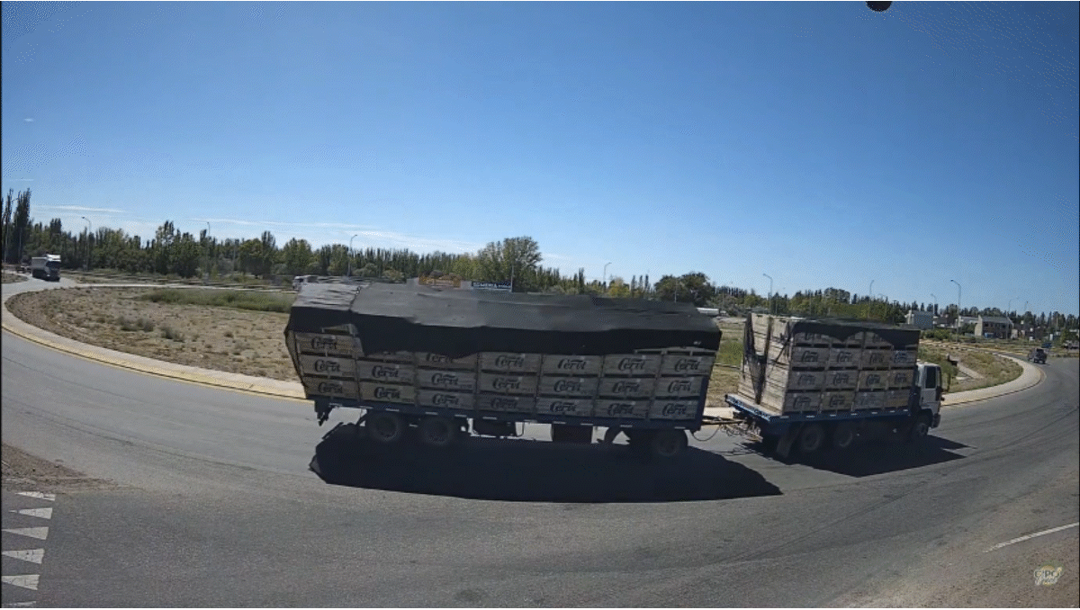 video: volco un camion con frutas y hay demoras en la rotonda del tercer puente
