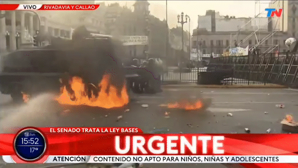 Molotov a camión hidrante GIF