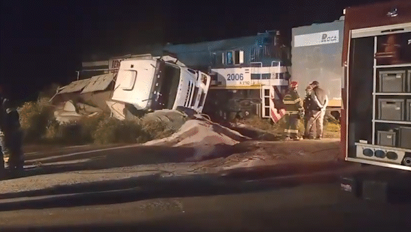 video: tremendo choque entre un camion de alimentos y el tren en ruta 22