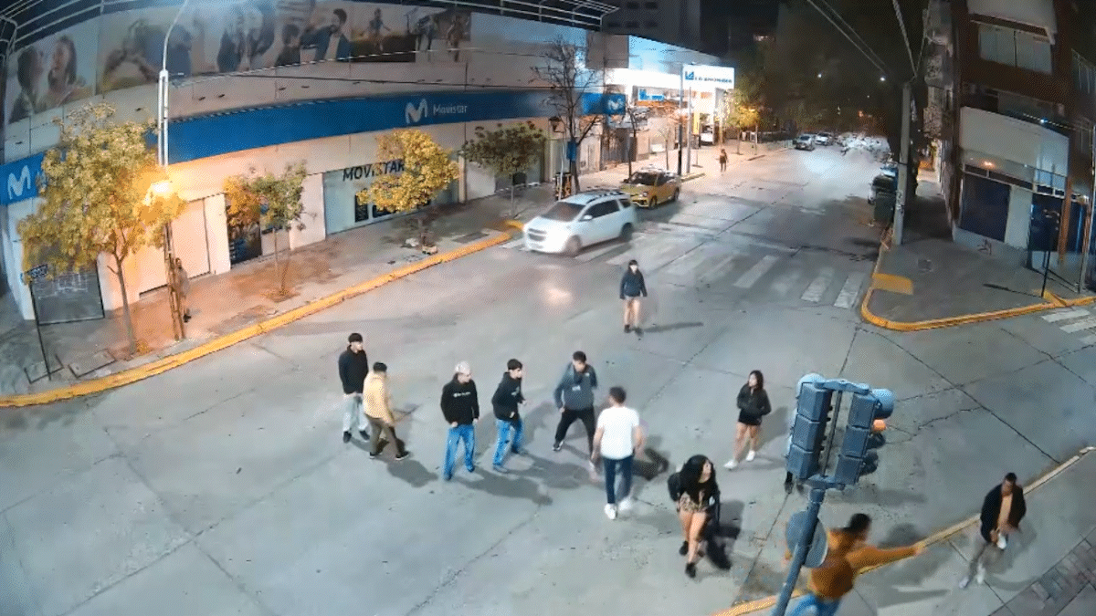 video: asi fue la brutal golpiza con patadas, a la salida de un boliche en pleno centro de neuquen