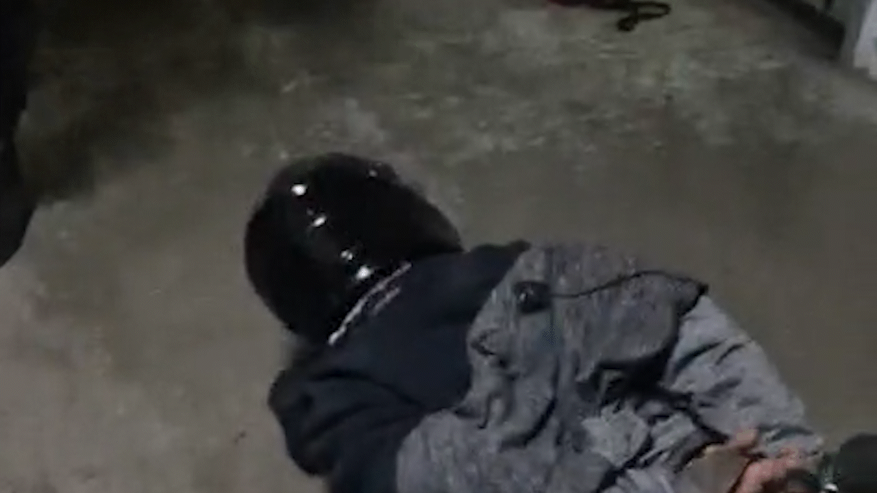 La increíble reacción del detenido obligó a los efectivos a ponerle un casco.
