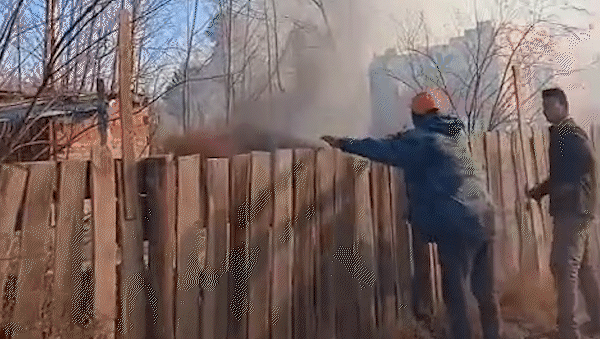 Bomberos y vecinos combatieron durante casi tres horas contra las llamas. 