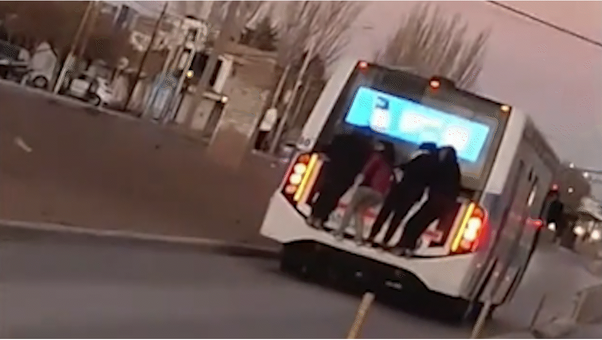 video: colgados del colectivo, cuatro menores tentaron a la muerte
