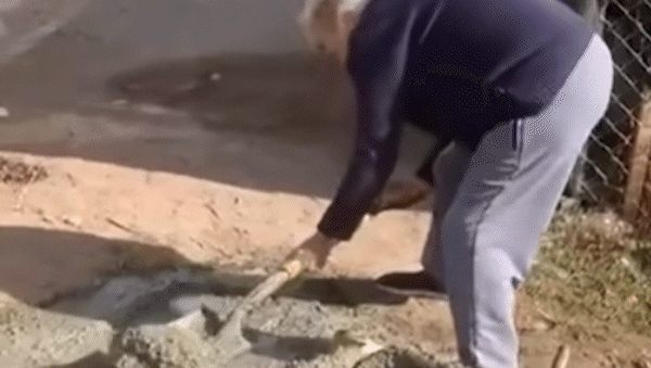 abuela agarra la pala y ayuda al nieto a levantar su casa en cipolletti
