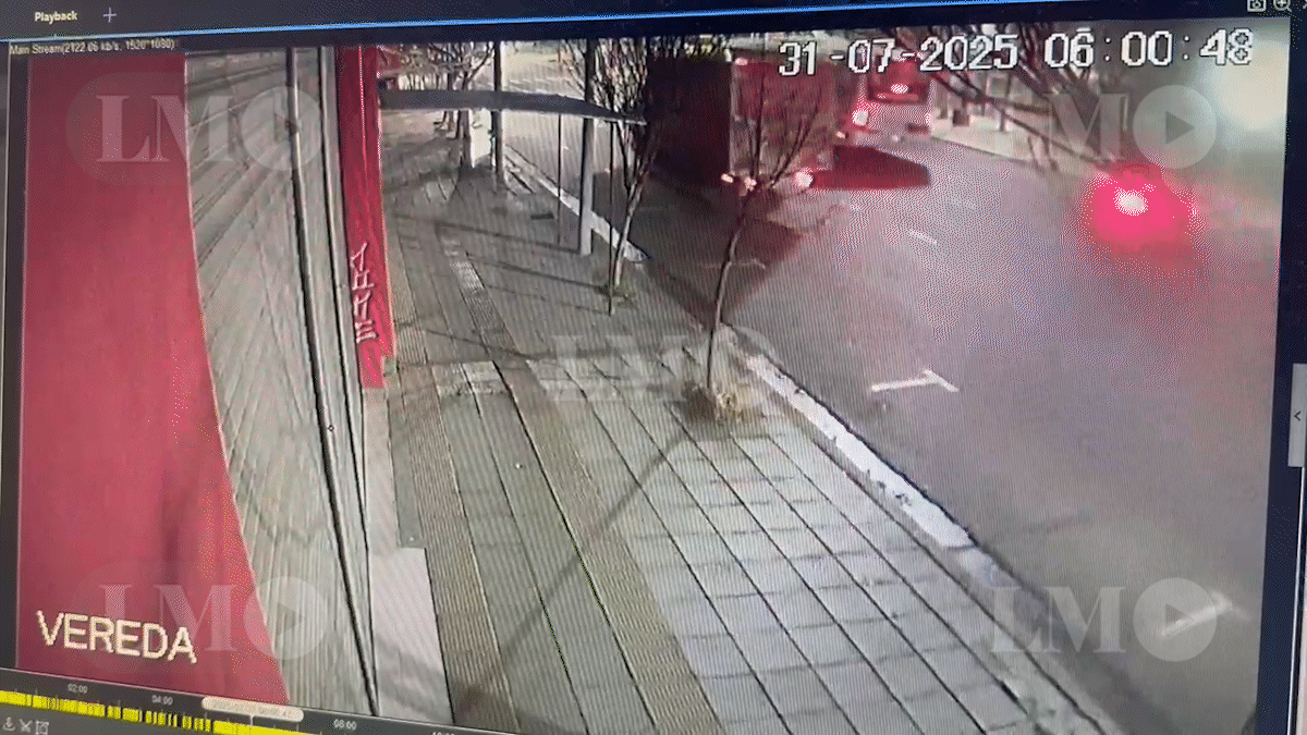 aparecio el video: asi fue el impactante choque de un auto contra una garita en el parque central