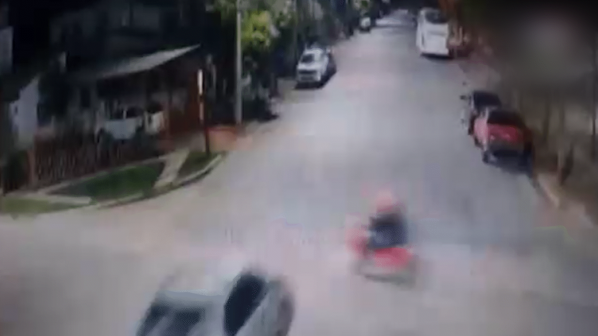 Un auto la atropelló y se dio a la fuga: quedó tirada en el asfalto y le robaron la moto