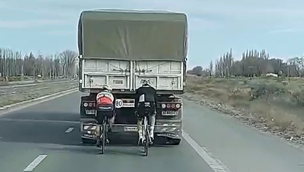 ruta 22, un video polemico: dos ciclistas al limite de un camion encienden el debate