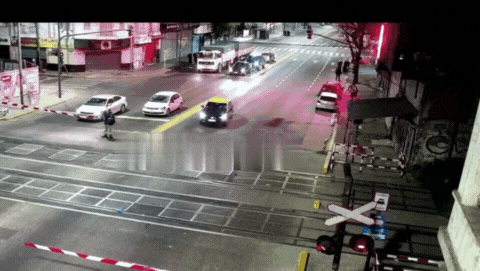 Impactante: tren embistió a taxi que intentó cruzar con barreras bajas