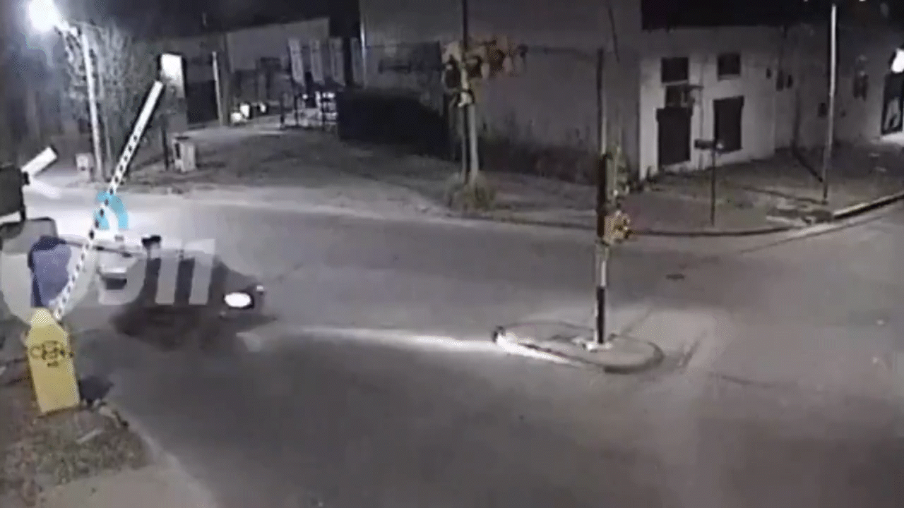 insolito: perdio el control del auto, se incrusto en un semaforo y salio caminando