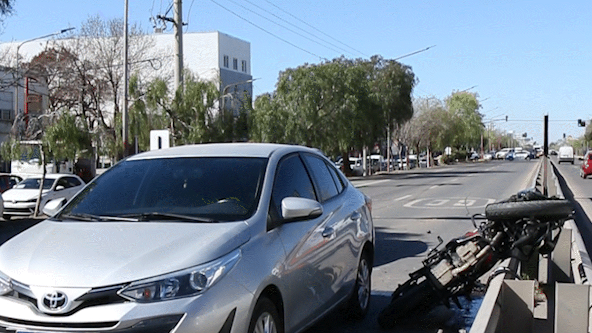 violento accidente multiple en la multitrocha: al menos un motociclista herido