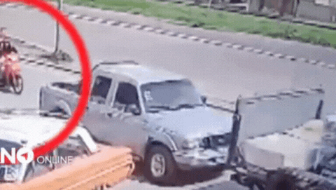Insólito accidente: murió atropellada por un colectivo tras ser golpeada por la puerta de un auto