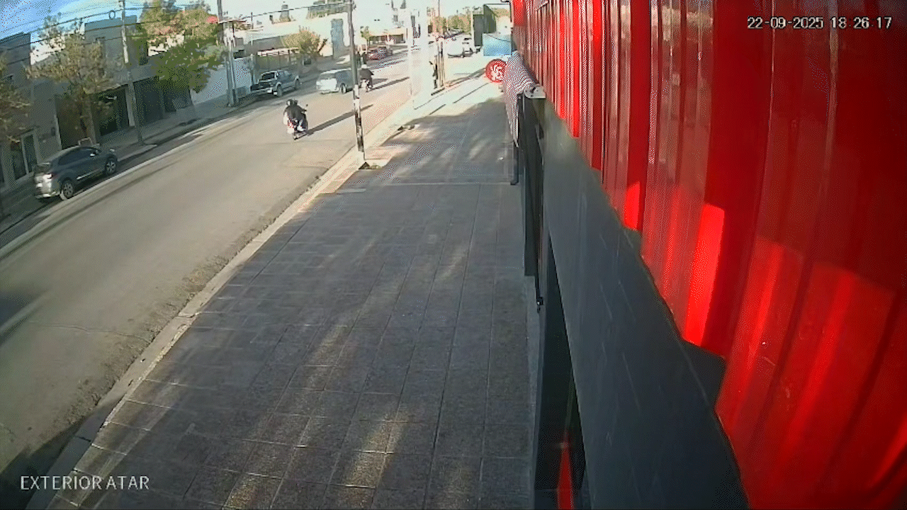 Dobló sin luz de giro y embistió una moto que se prendió fuego: el conductor está grave y el automovilista huyó