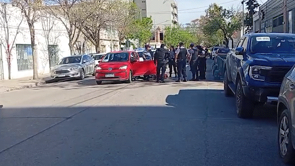 Una vez que se alertó sobre el hurto a la Policía, minutos después fue detectado en el kilómetro 4,5 de la Ruta 151 por personal del Cuerpo de Seguridad Vial de Cipolletti, que inició un seguimiento controlado cuando el conductor emprendió la huida.