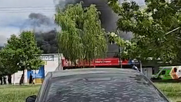 El siniestro movilizó tres dotaciones de bomberos que sofocaron el fuego luego de una hora de combate. 