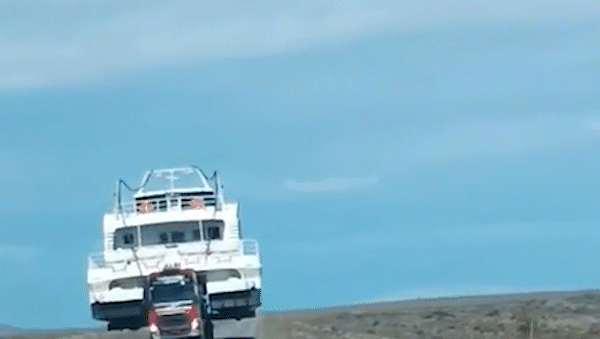 un catamaran por la ruta 40: la embarcacion que obligo a frenar el transito en la patagonia