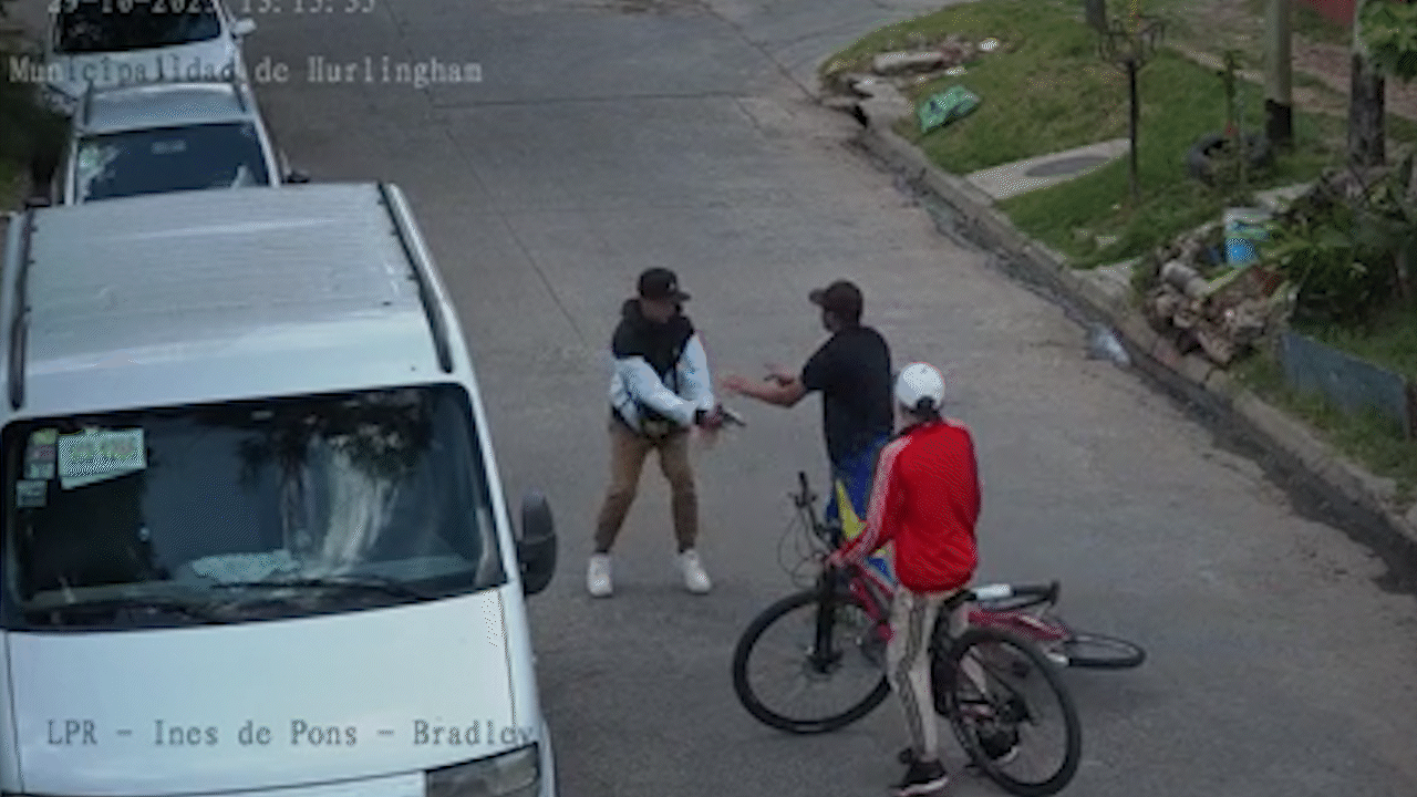 Un brutal crimen quedó grabado: discutió con su amigo, lo mató a tiros y le robó la bicicleta | LMCipolletti.com Un brutal crimen quedó grabado: discutió con su amigo, lo mató a tiros y le robó la bicicleta