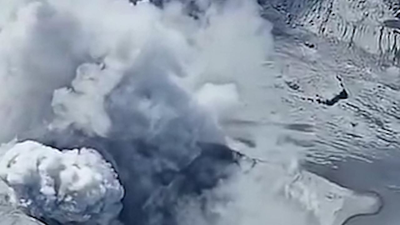 Impactante video: las cenizas de un volcán que limita con Chile llegaron a zonas pobladas | LMCipolletti.com Impactante video: las cenizas de un volcán que limita con Chile llegaron a zonas pobladas