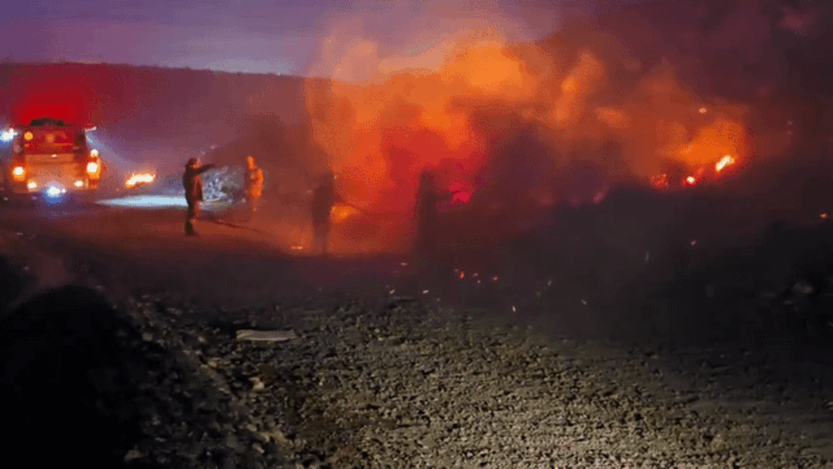 Voraz incendio en Centenario: autos consumidos por el fuego y un geriátrico evacuado