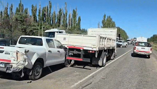 Fuerte choque entre dos camionetas y dos camiones en Ruta 7 | LMCipolletti.com Fuerte choque entre dos camionetas y dos camiones en Ruta 7