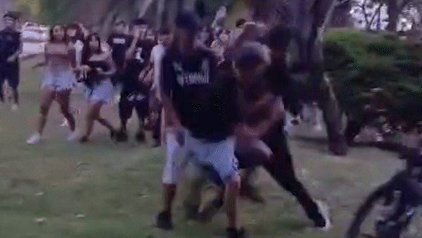 Peleas de adolescentes en plazas: se desafían por redes sociales y se enfrentan en el centro