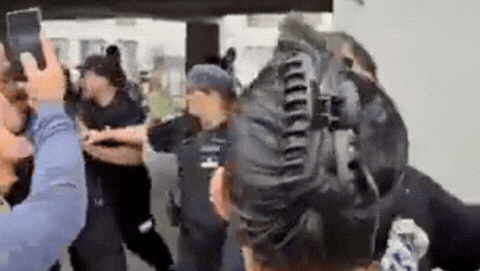 Bronca y gritos: vecinos entraron por la fuerza al edificio que sufrió un derrumbe | LMCipolletti.com Bronca y gritos: vecinos entraron por la fuerza al edificio que sufrió un derrumbe