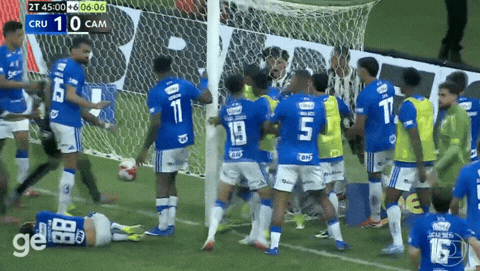 Trompadas, patadas y corridas: la tremenda batalla campal entre Cruzeiro y Atlético Mineiro que dejó 23 expulsados | LMCipolletti.com Trompadas, patadas y corridas: la tremenda batalla campal entre Cruzeiro y Atlético Mineiro que dejó 23 expulsados