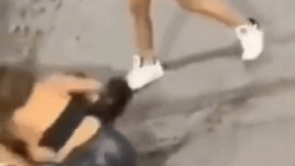 El video de la escandalosa y encarnizada pelea de mujeres en pleno centro de Neuquén | LMCipolletti.com El video de la escandalosa y encarnizada pelea de mujeres en pleno centro de Neuquén