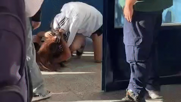 A las piñas en la escuela: un video registró una fuerte pelea entre dos alumnas en una EPET