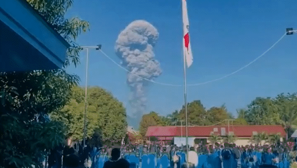 Erupción del volcán Dukono en Indonesia: tres muertos y rescate de excursionistas atrapados