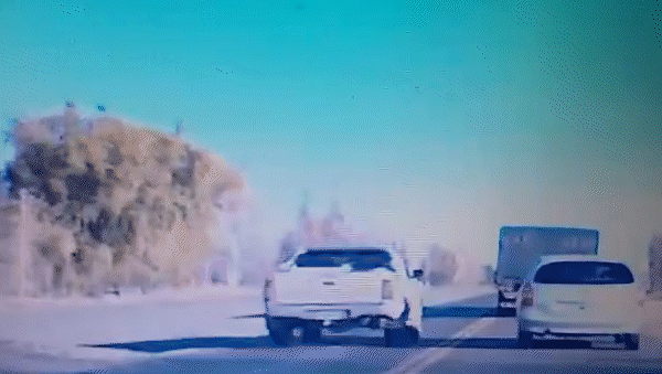 El choque entre los dos autos se registró durante la mañana de este jueves cerca de Cervantes. Bomberos debieron utilizar máquinas neumáticas para liberar a los damnificados.&nbsp;