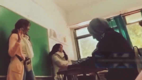 directora le pateo un banco a un alumno y aseguran que es de rio negro: que dijo educacion