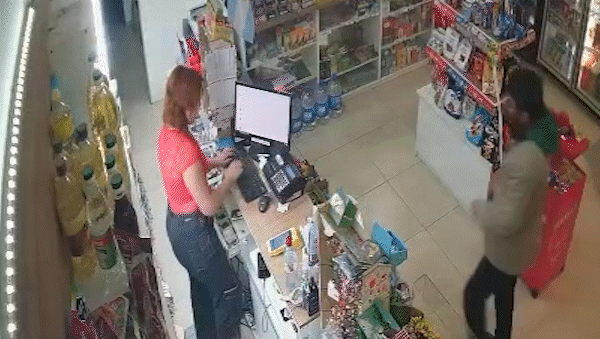 Una empleada de un kiosco persiguió con un palo a un hombre que intentó robarle. | LMCipolletti.com Una empleada de un kiosco persiguió con un palo a un hombre que intentó robarle.