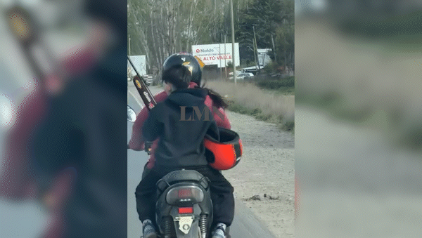 peligro en la ruta 151: viajaban en moto y el acompanante llevaba un rifle peligro en la ruta 151: viajaban en moto y el acompanante llevaba un rifle