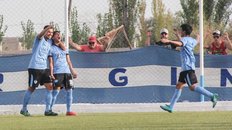 Alexis Esparza grita con furia su gol para La Amistad que vale la clasificación a la segunda rueda del Federal C.