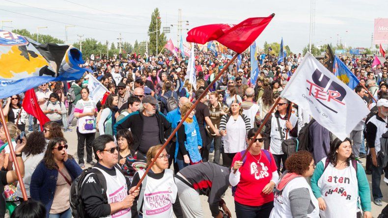 Como el miércoles, Gendarmería llegó a los puentes para garantizar el tránsito. Sin embargo, hubo desbordes, enfrentamientos con un grupo de manifestantes y agresiones.