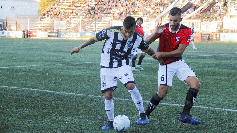 La 9 de Cipo ya es del Mono Opazo en este tramo de definiciones por el Federal A. Delantero que hace goles no sale del equipo titular.