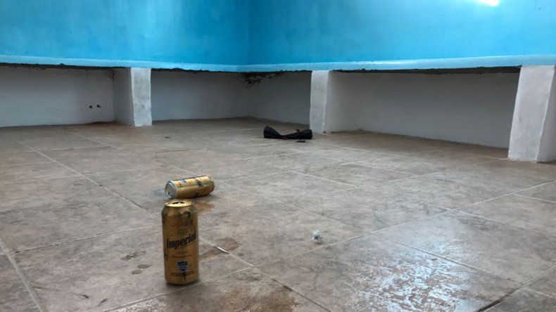 <p>Los delincuentes se hicieron tiempo de tomar cervezas en el vestuario.</p>