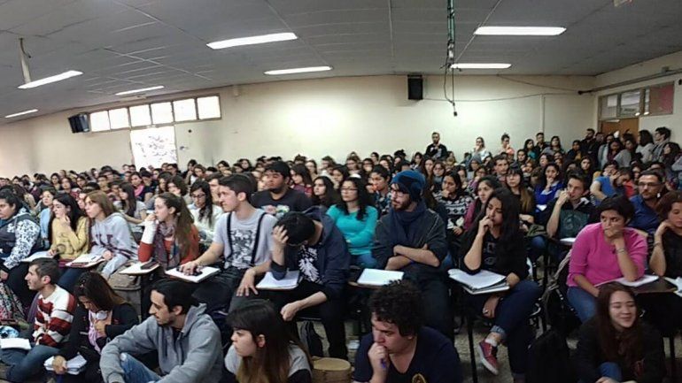 Resultado de imagen para aulas superpobladas