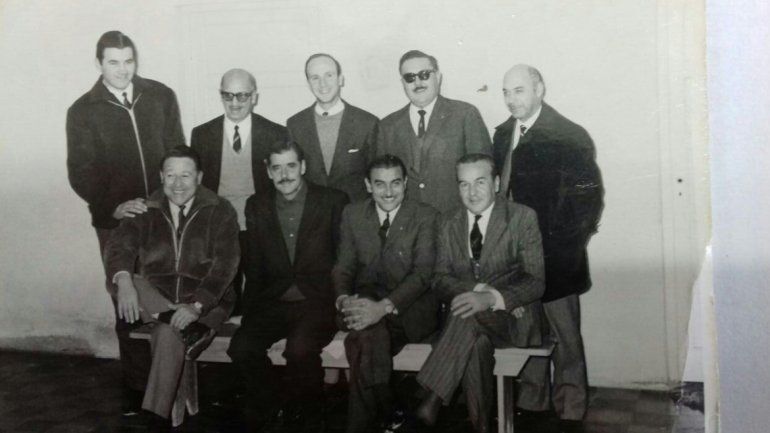 Néstor García, de pie, primero a la izquierda, y Julio Dante Salto, sentado, segundo a la izquierda.