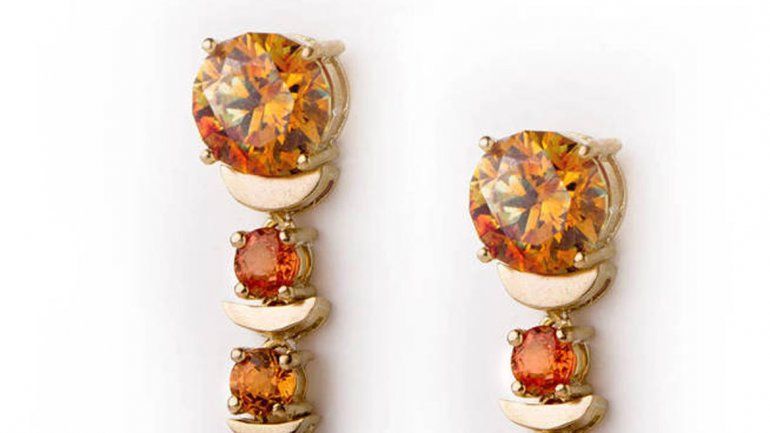 Fracchia tiene su propio showroom en Madrid, pero también participa en diversos eventos. Utiliza gemas poco conocidas para crear los aros que luce la reina Letizia.