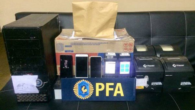 En los operativos hubo un detenido y la Policía Federal secuestró más de 500 mil pesos. Los locales fueron clausurados.