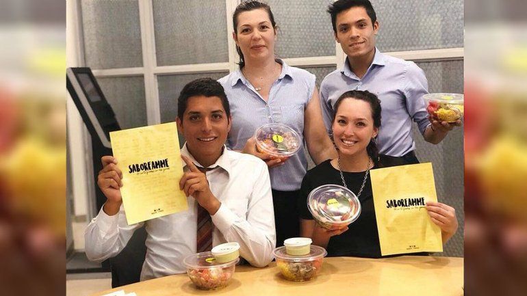 <p> Empleados del banco posan con las ensaladas. </p>