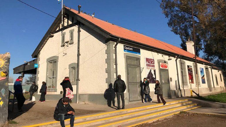 <p>Muchos esperaban el tren desde temprano.</p>